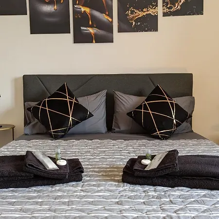 With Free Parking 15 Minutes Walk From Arena Apartment *