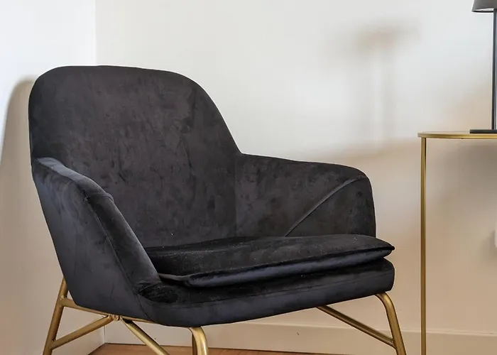 With Free Parking 15 Minutes Walk From Arena Verona