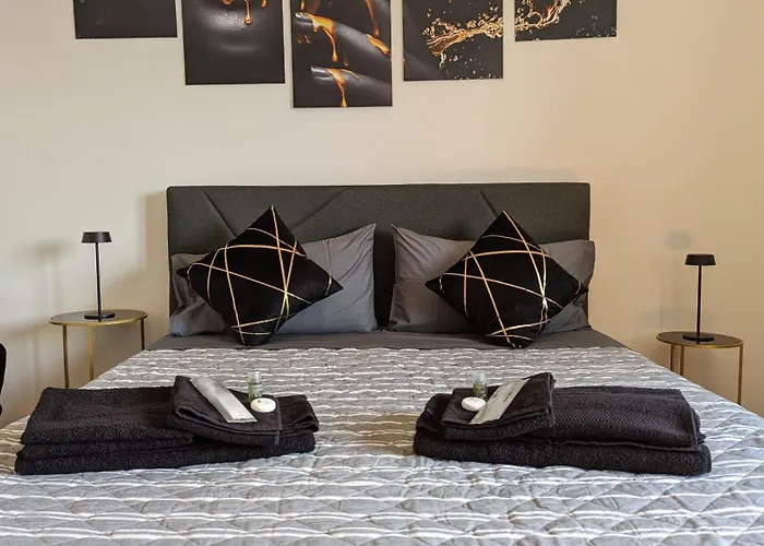 With Free Parking 15 Minutes Walk From Arena Apartment *